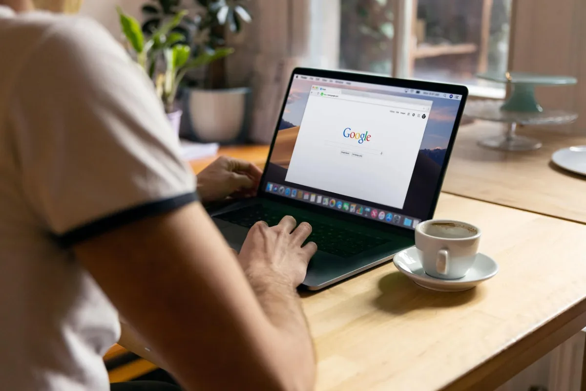 Ilustrație cu logo-ul Google Chrome și elemente de inteligență artificială pentru productivitate digitală.