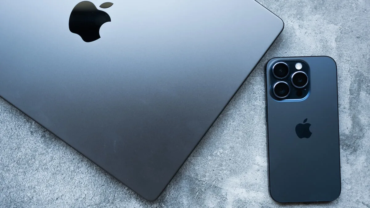 Ilustrație cu logo-ul Apple și text despre actualizările de securitate pentru sistemele iOS și macOS.