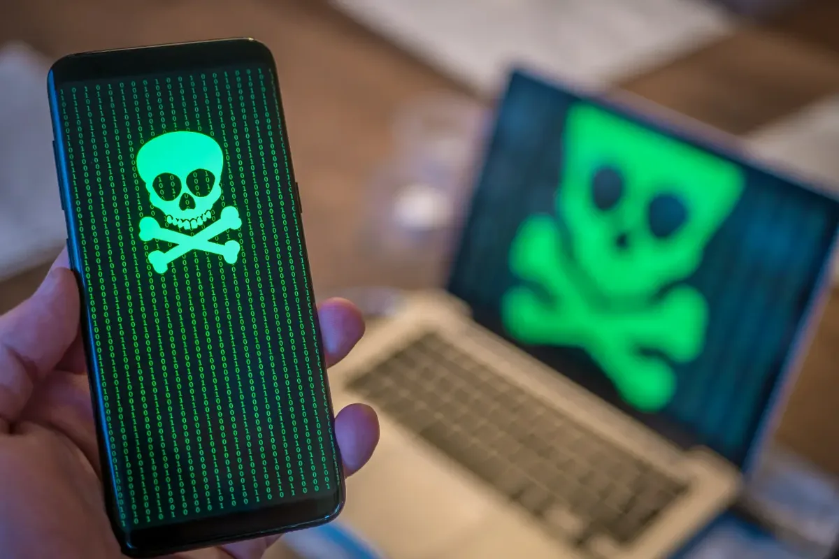 Ilustrație a unui virus informatic sub formă de sferă cu spini, simbolizând amenințările cibernetice malware.