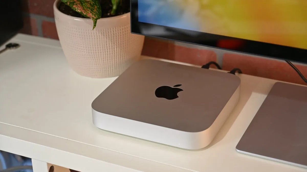 Noul Apple Mac mini cu procesor M4, un computer desktop ultra-compact și performant din aluminiu.