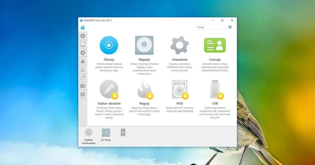 Logo-ul DAEMON Tools pe un fundal de cod informatic, sugerând un incident de securitate cibernetică.