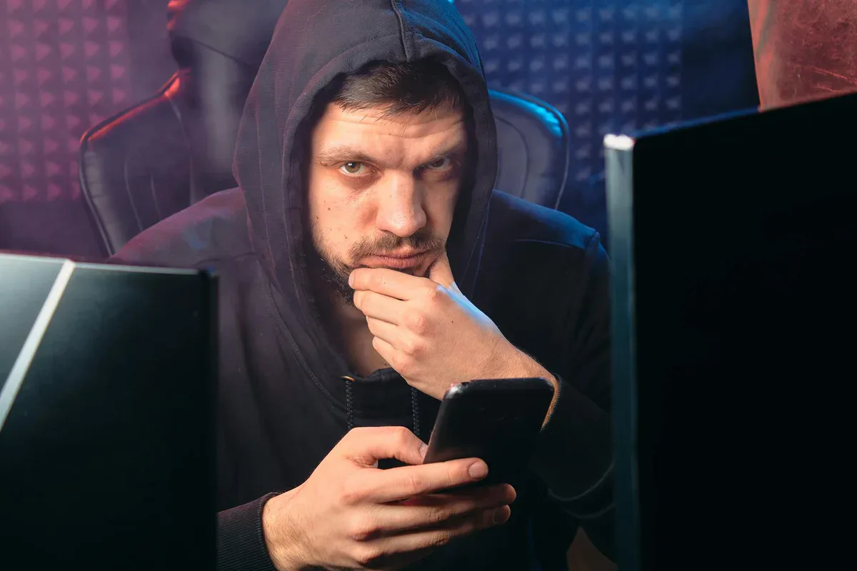 Smartphone cu logourile Signal și WhatsApp sub alertă de securitate cibernetică din partea FBI.
