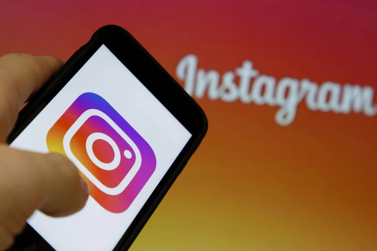 Ilustrație cu logo-ul Instagram și un lacăt desfăcut, simbolizând eliminarea criptării mesajelor.