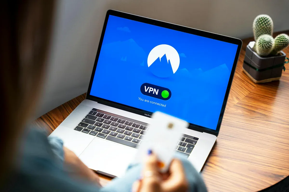 Imagine conceptuală despre securitatea datelor și riscurile utilizării serviciilor VPN gratuite pe internet.