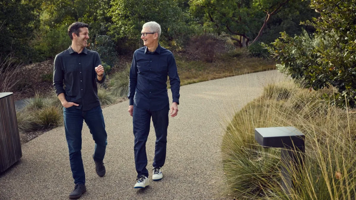 Tim Cook și John Ternus într-o imagine reprezentativă pentru schimbarea conducerii executive la Apple.