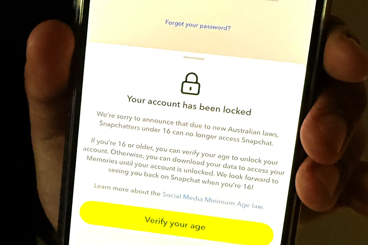 Ilustrație a unui smartphone afișând un certificat digital de verificare a vârstei pentru navigare sigură pe internet.